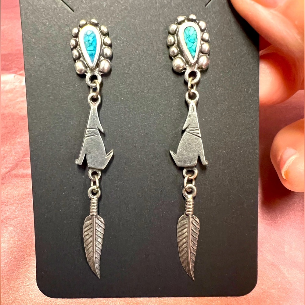 EUC TURQUOISE SILVER EARRINGS WITH DOG/COYOTE FEATHER